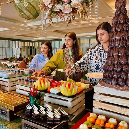 The Nishat Hotel Johar Town Lahore Exterior foto A buffet at a hotel