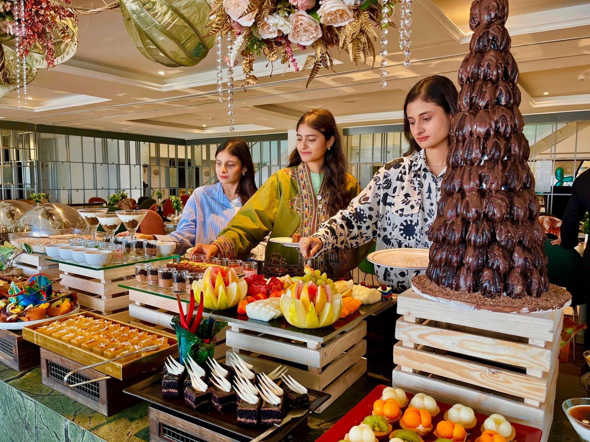 The Nishat Hotel Johar Town Lahore Exterior foto A buffet at a hotel
