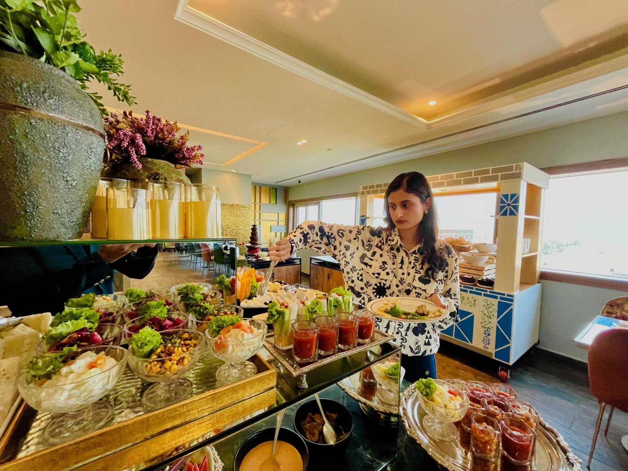 The Nishat Hotel Johar Town Lahore Exterior foto A buffet at a hotel