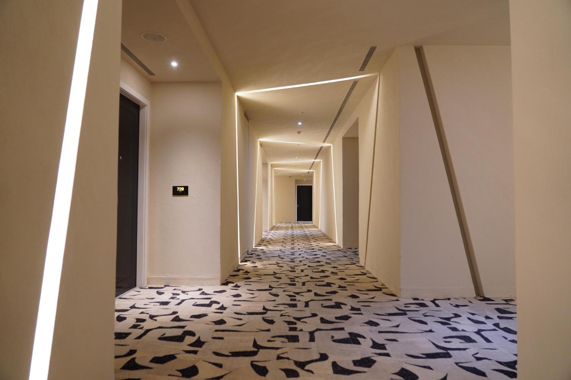 The Nishat Hotel Johar Town Lahore Exterior foto A corridor at the hotel