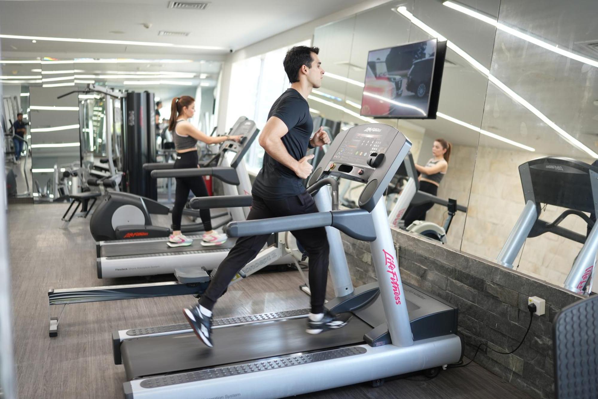 The Nishat Hotel Johar Town Lahore Exterior foto A treadmill
