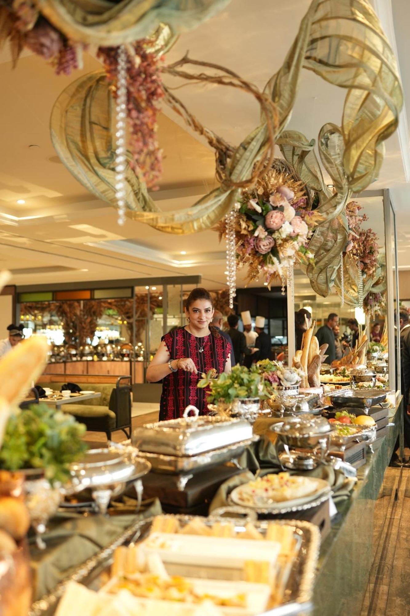 The Nishat Hotel Johar Town Lahore Exterior foto A buffet at a hotel