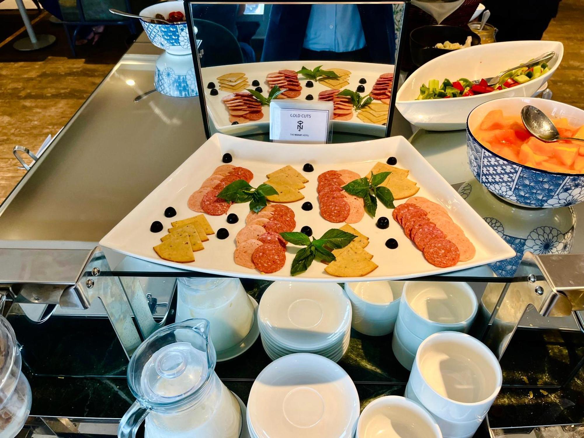 The Nishat Hotel Johar Town Lahore Exterior foto A selection of cold cuts at a buffet