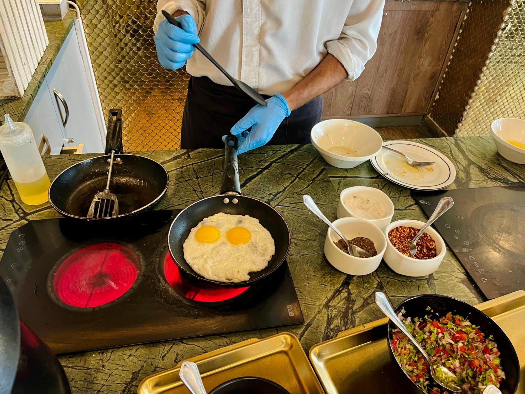 The Nishat Hotel Johar Town Lahore Exterior foto A cook preparing eggs