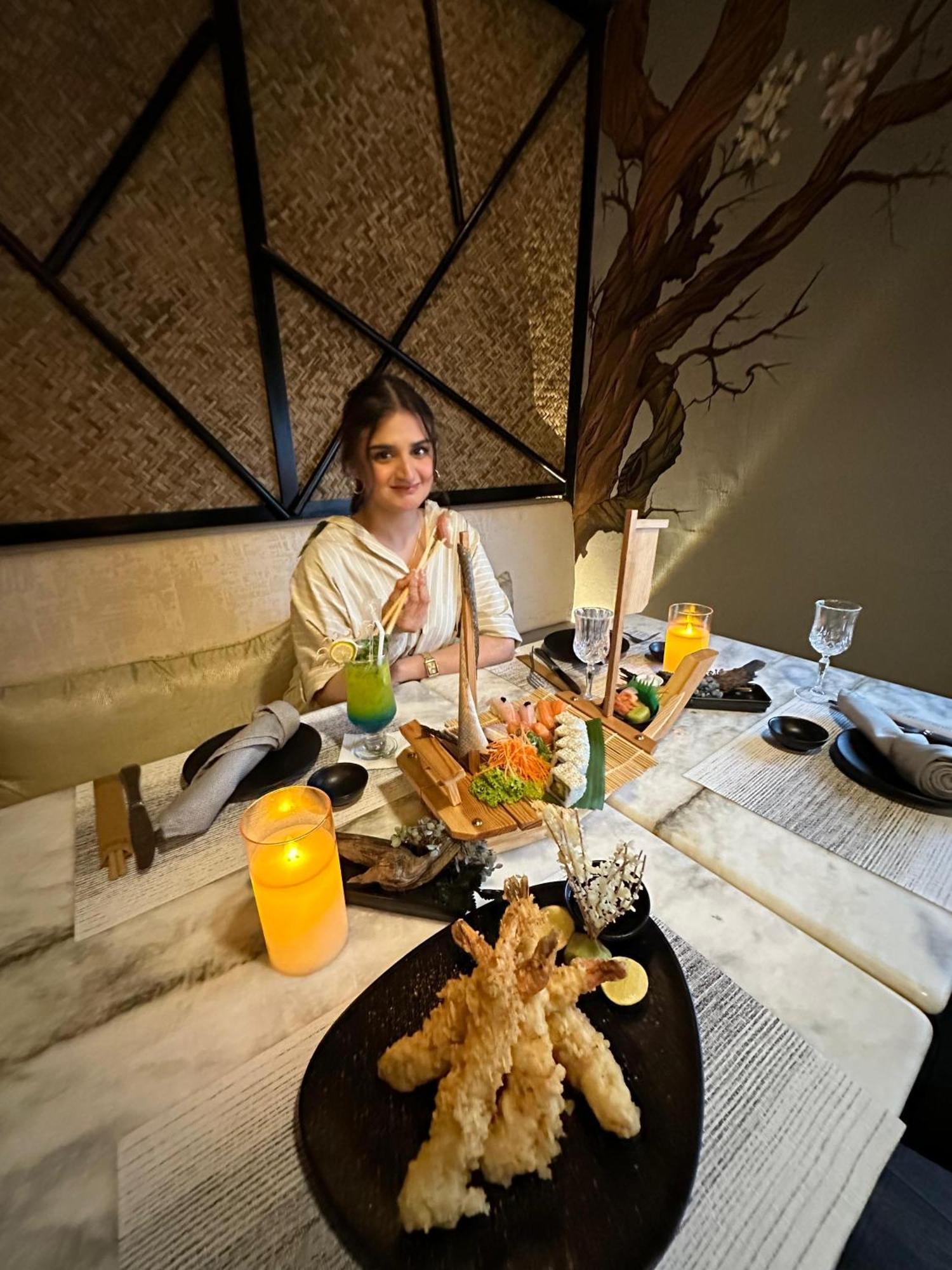 The Nishat Hotel Johar Town Lahore Exterior foto A woman eating at a restaurant