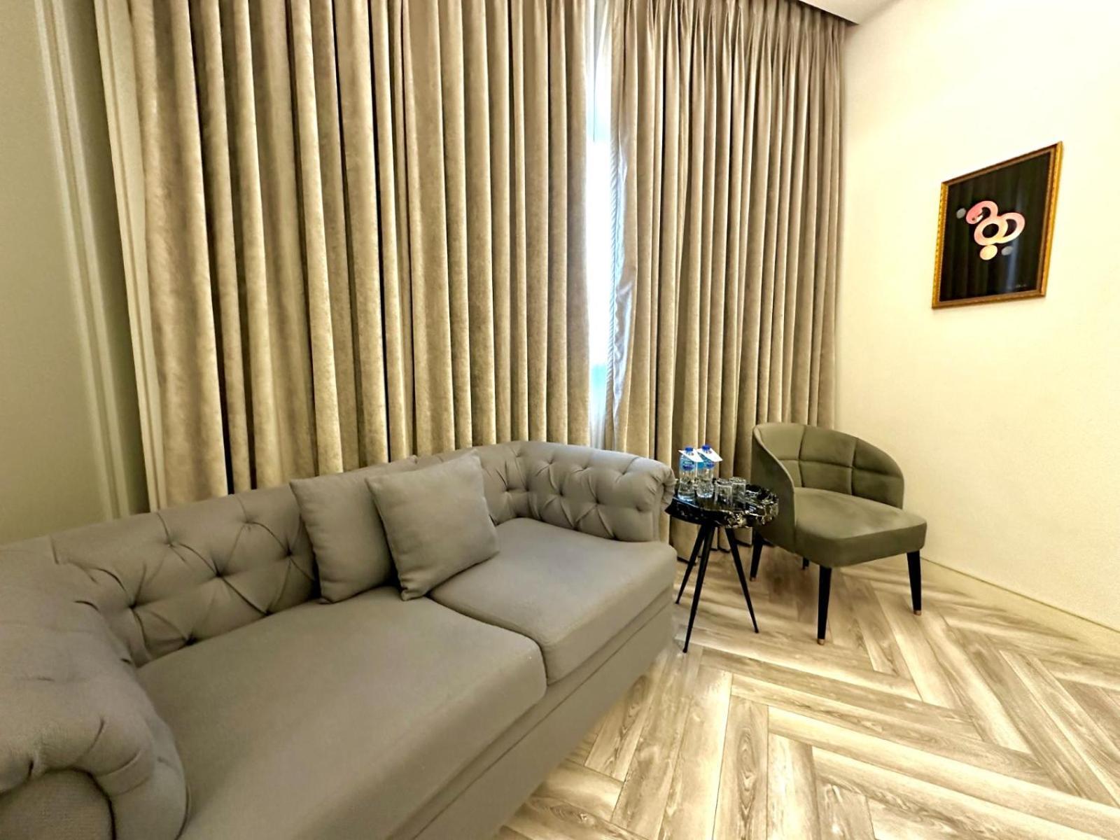 The Nishat Hotel Johar Town Lahore Exterior foto A room at the hotel