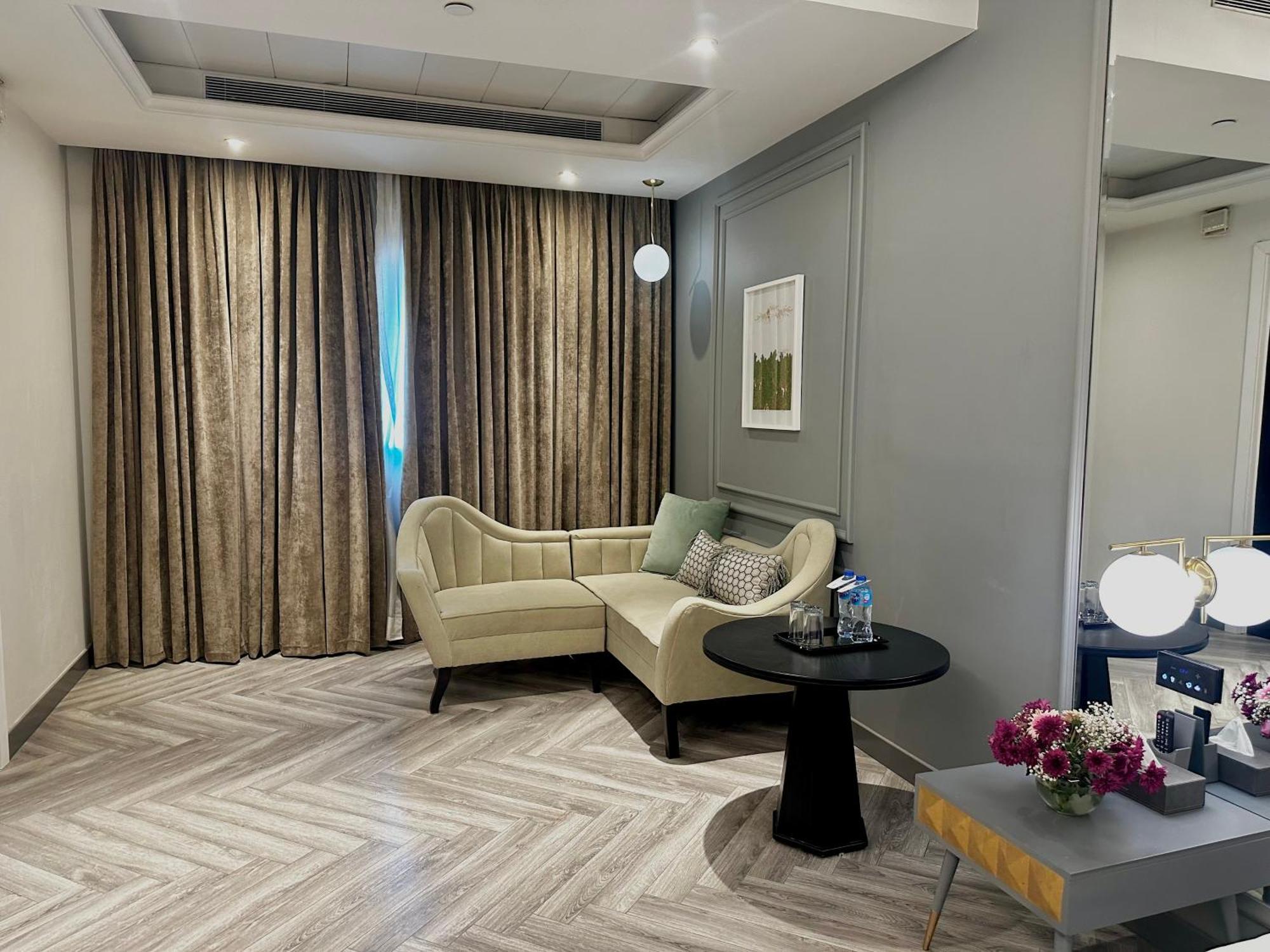 The Nishat Hotel Johar Town Lahore Exterior foto A suite at the hotel