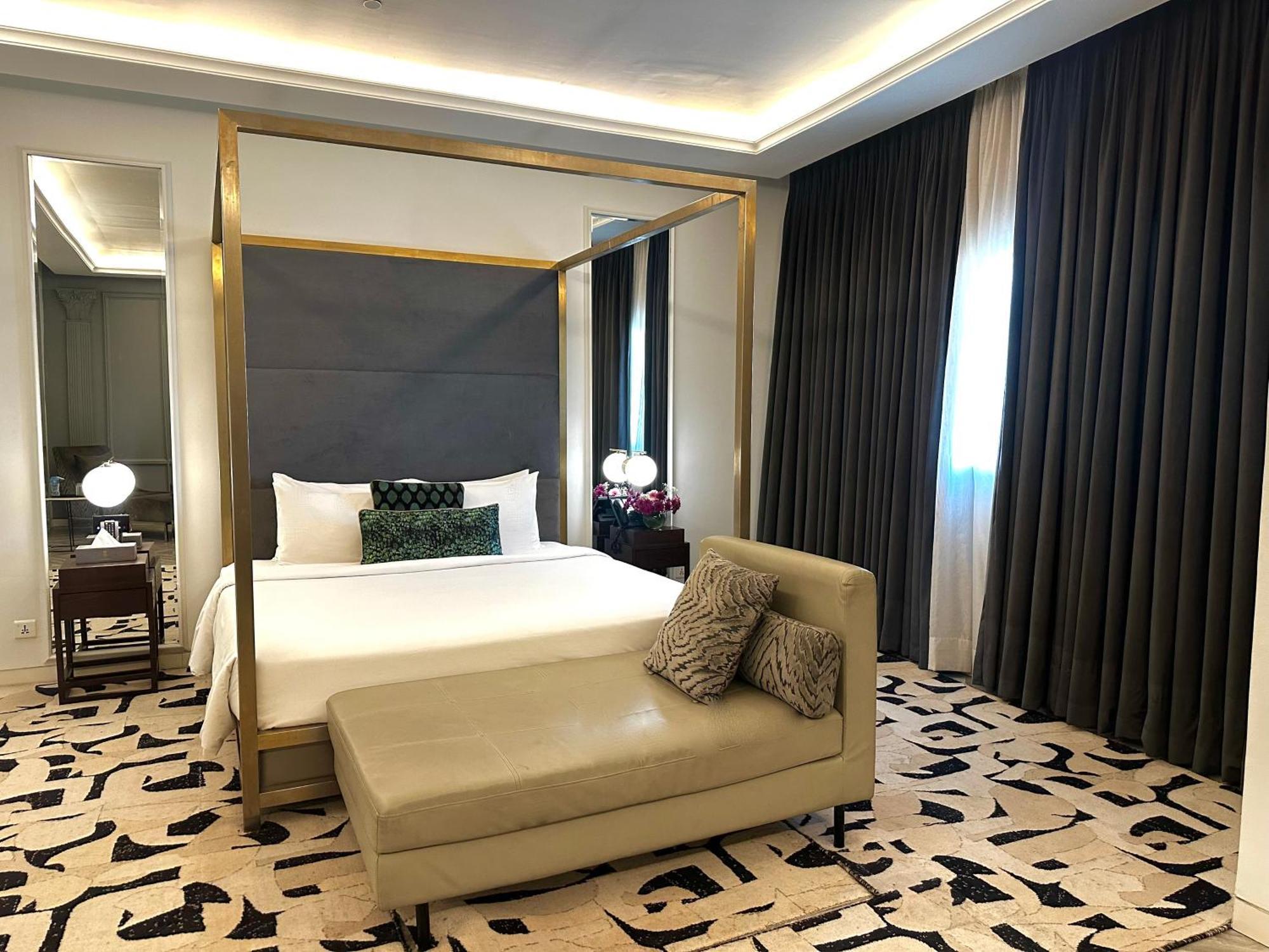 The Nishat Hotel Johar Town Lahore Exterior foto A bedroom at the hotel